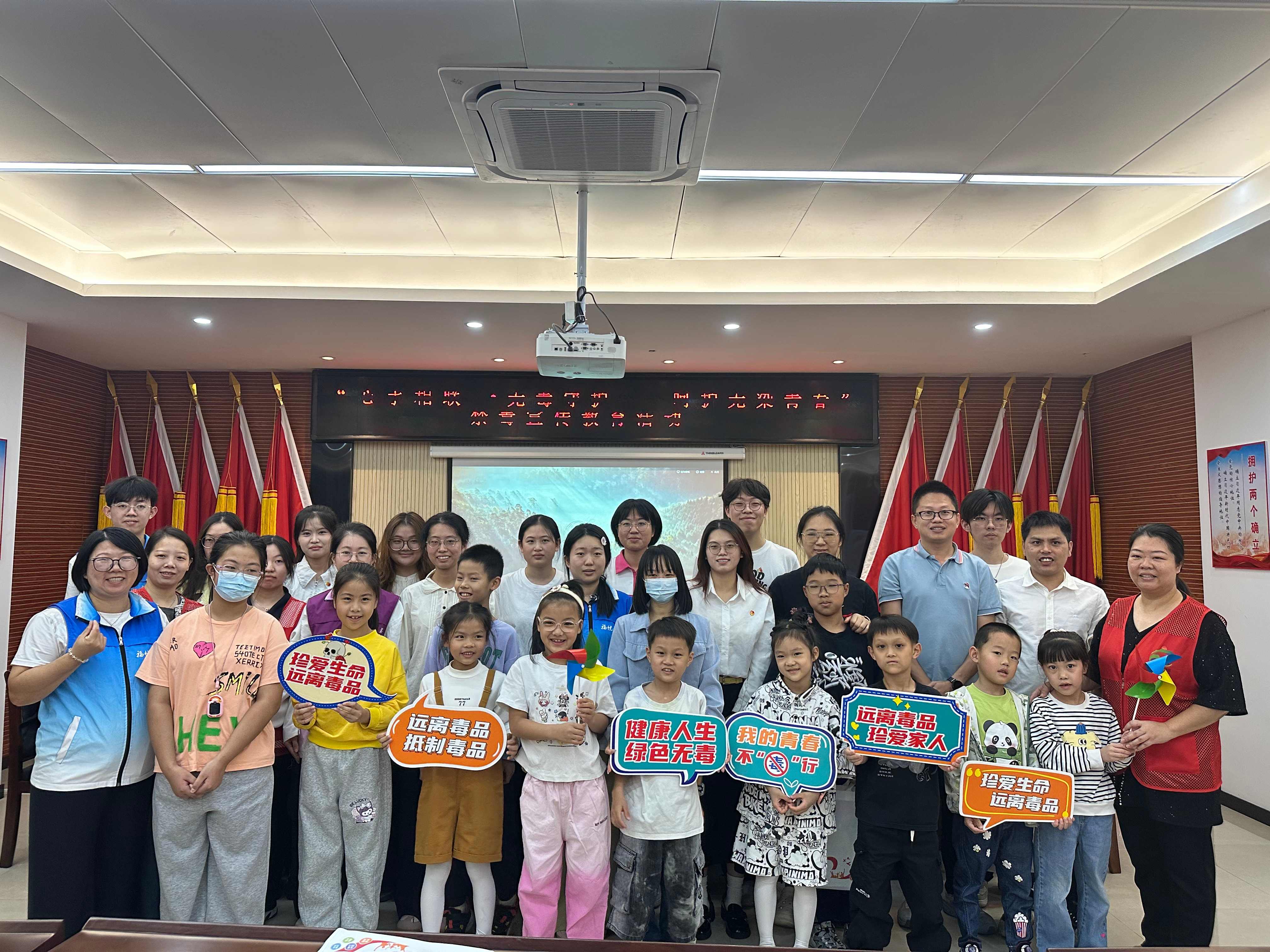 “心手相联 无毒守护——呵护无染青春”禁毒宣传教育活动走进旗